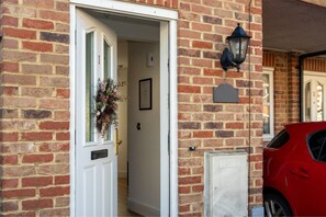 Exterior detail - 3BR Thames Retreat | Heathrow 10min | Train 5min (Egham)