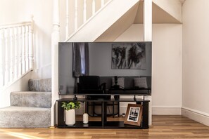 Interior - 3BR Thames Retreat | Heathrow 10min | Train 5min (Egham)