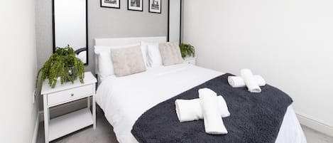 Bureau, fer et planche à repasser, Wi-Fi, draps fournis