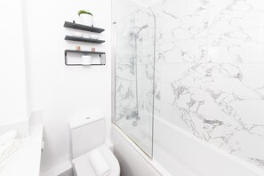Hair dryer, towels - 3BR Thames Retreat | Heathrow 10min | Train 5min (Egham)