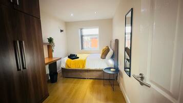 6 bedrooms, desk, iron/ironing board, WiFi