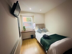 6 bedrooms, desk, iron/ironing board, WiFi