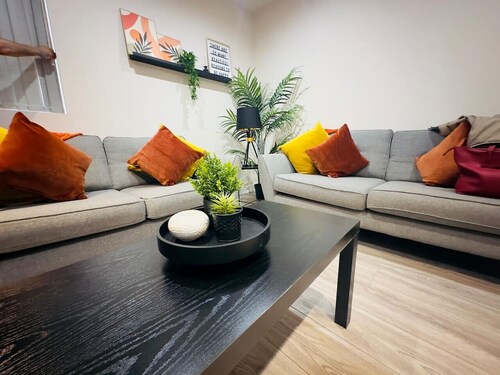 Spacious 6-Bedroom Terraced House | Sleeps 8 | Near City Centre