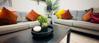 Spacious 6-Bedroom Terraced House | Sleeps 8 | Near City Centre