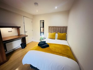 6 bedrooms, desk, iron/ironing board, WiFi