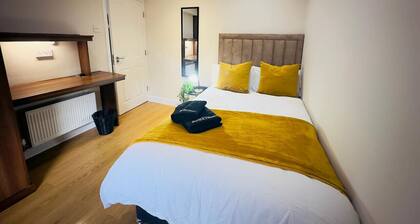 Spacious 6-Bedroom Terraced House | Sleeps 8 | Near City Centre
