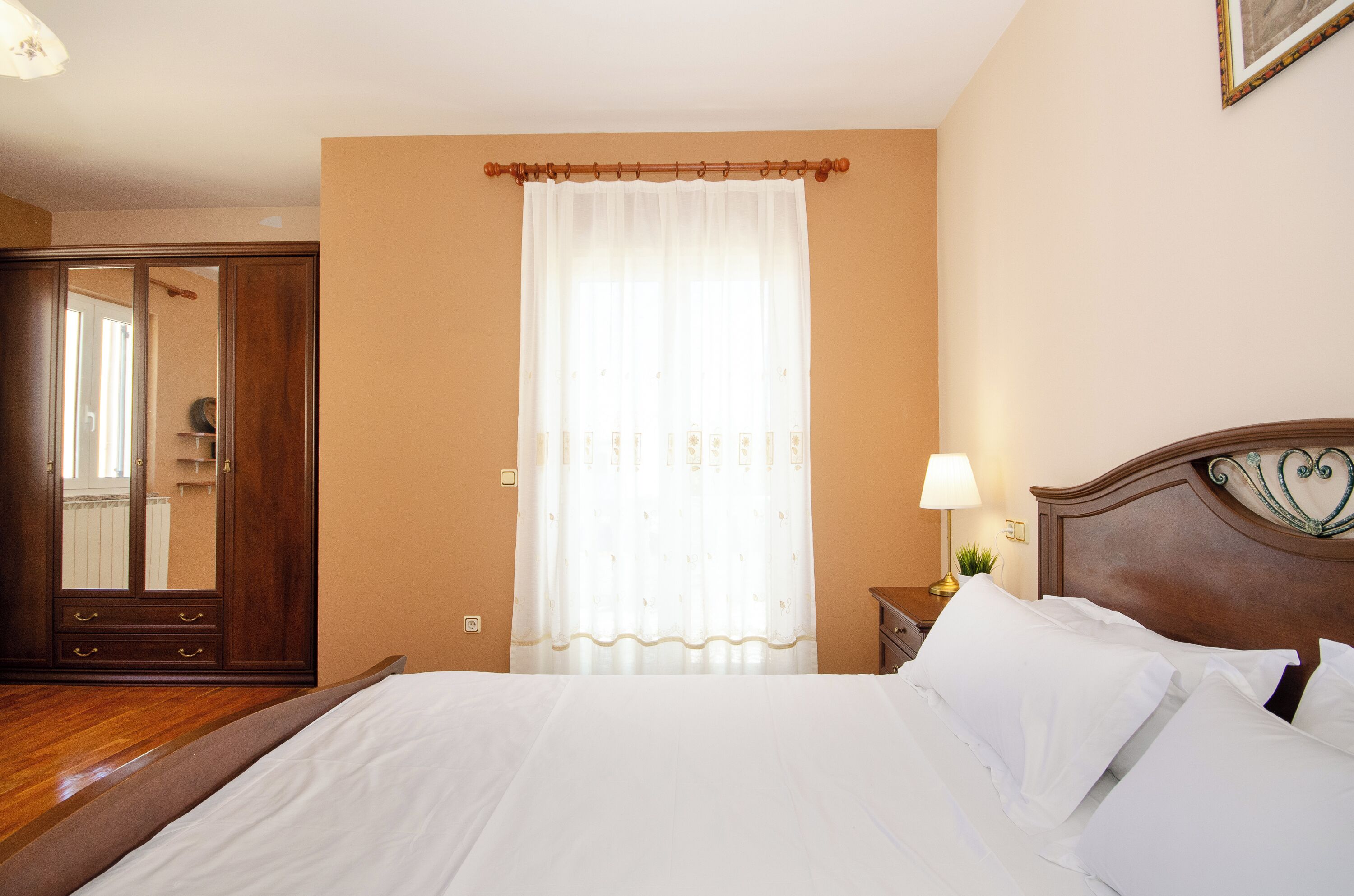 2 chambres, fer et planche à repasser, accès à Internet