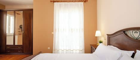 2 bedrooms, iron/ironing board, Internet