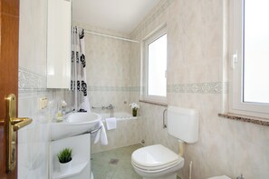 Hair dryer, bidet, towels, soap - Two bedrooms with ensuite bathroom R1 (Rovinj)
