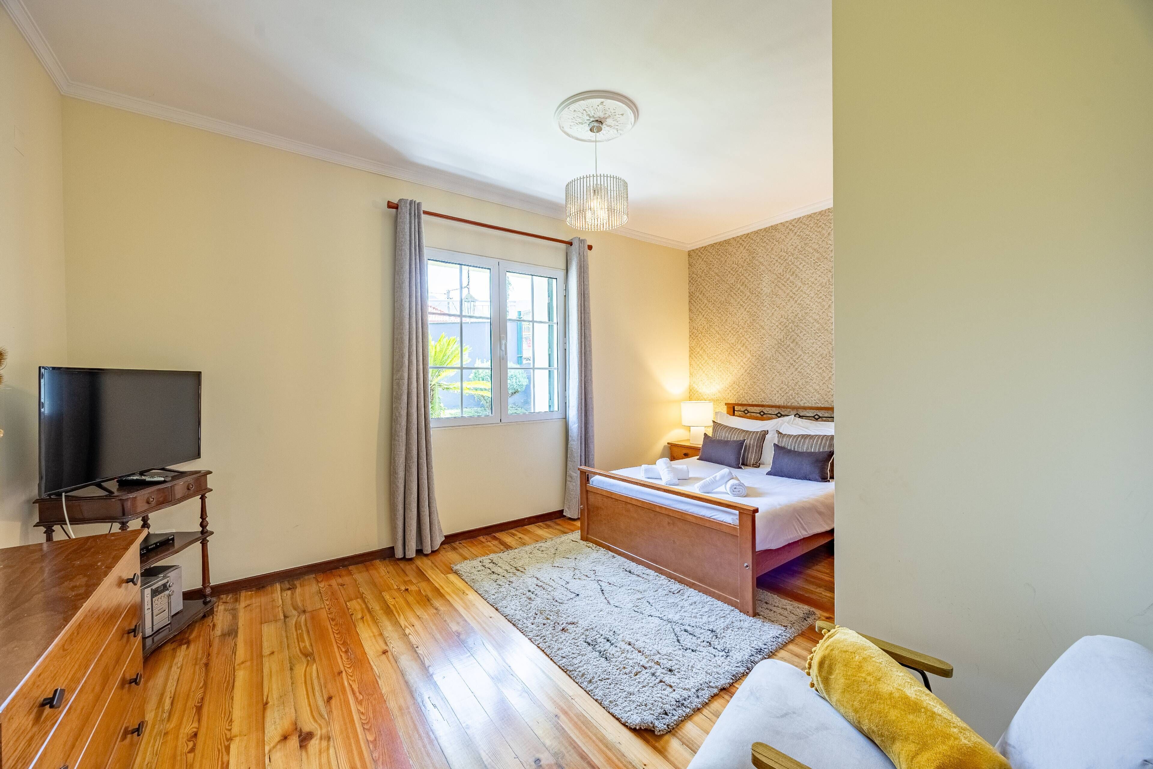 3 bedrooms, iron/ironing board, internet, bed sheets