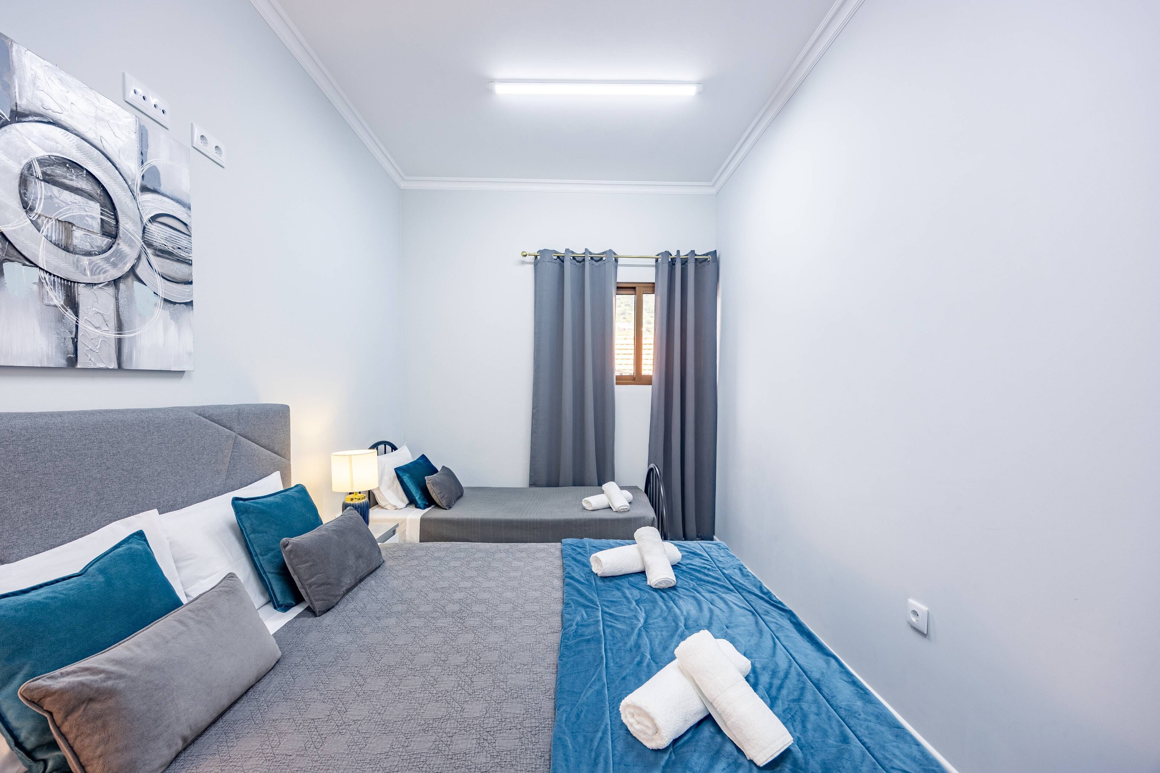 2 bedrooms, iron/ironing board, internet, bed sheets