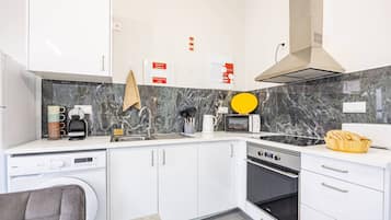 Cafetera/tetera, refrigerador, microondas, horno