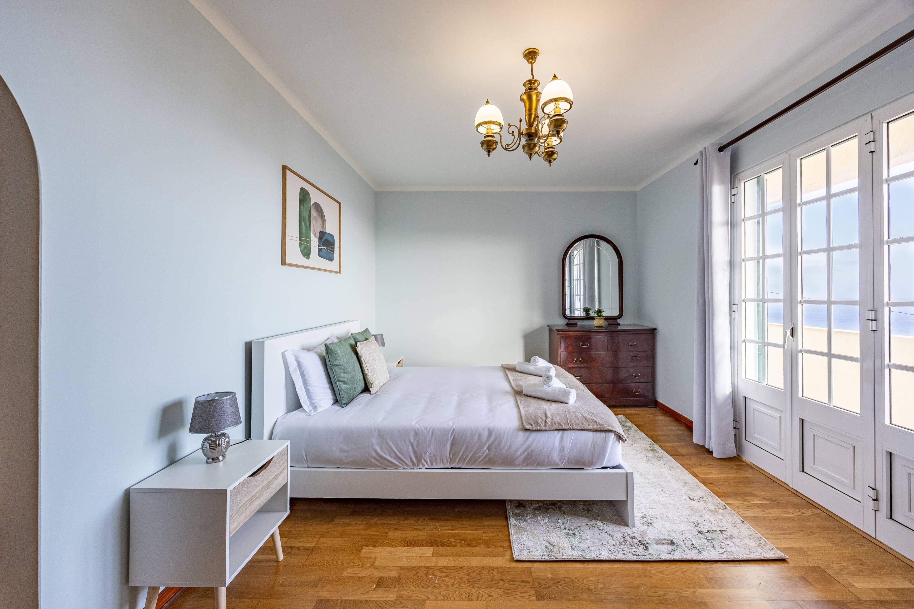 3 bedrooms, iron/ironing board, internet, bed sheets