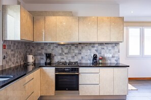 Fridge, microwave, oven, stovetop - Ricardo's Village by YOUR KEY (Machico)