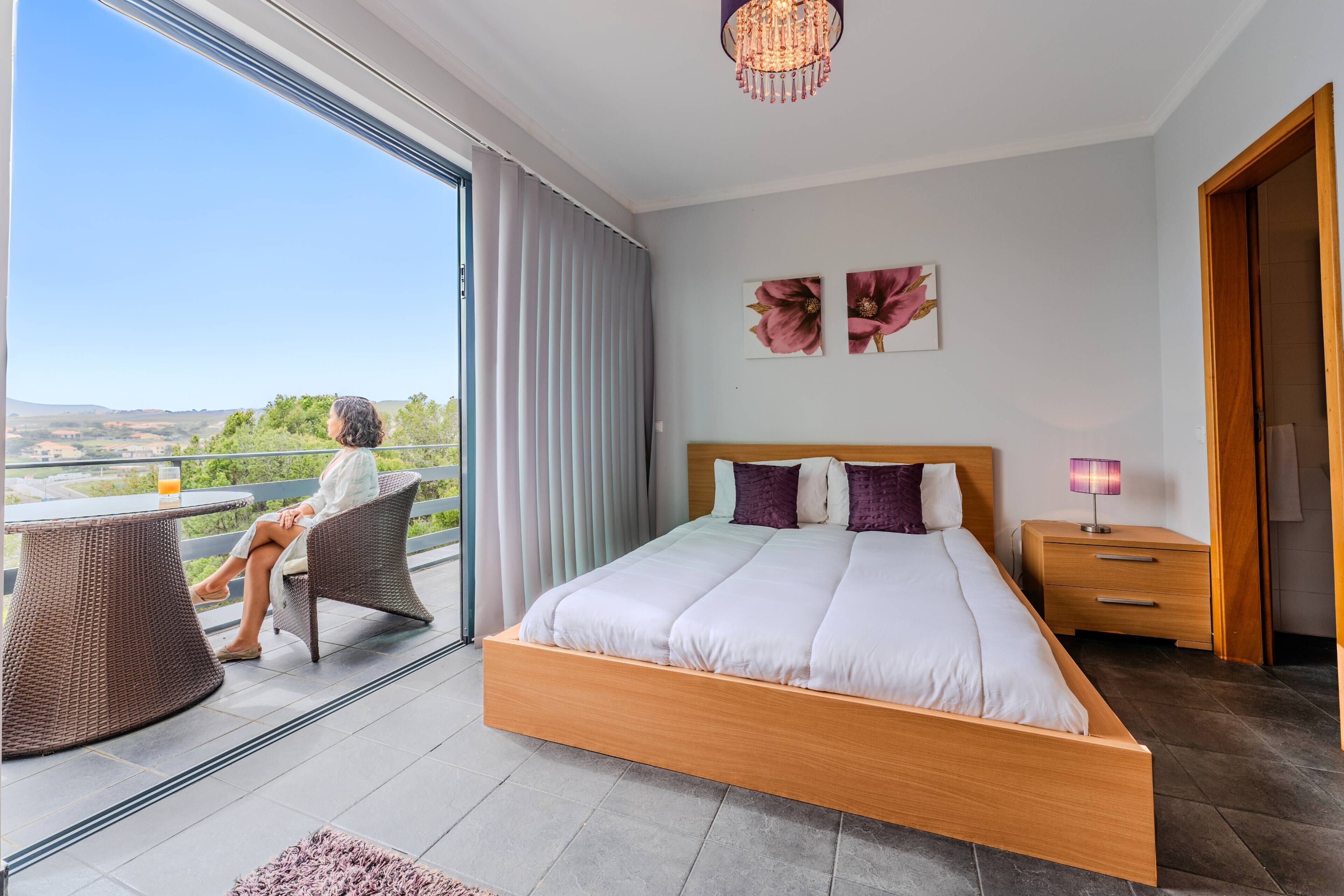 3 bedrooms, iron/ironing board, internet, bed sheets