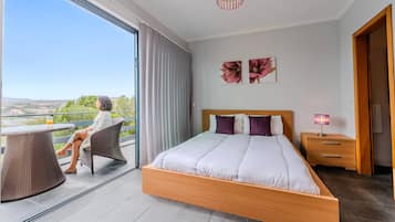 3 bedrooms, iron/ironing board, internet, bed sheets