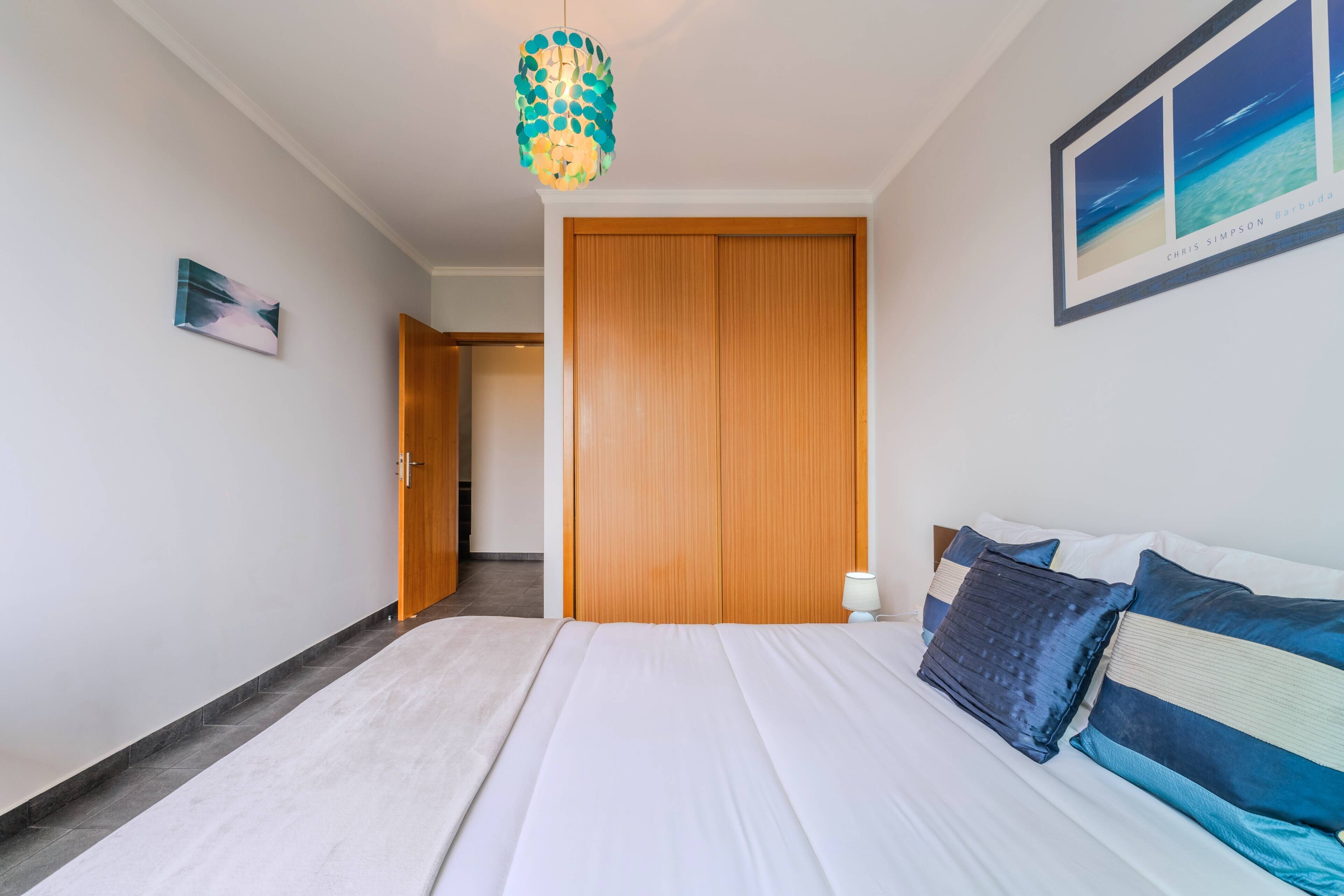 3 bedrooms, iron/ironing board, internet, bed sheets