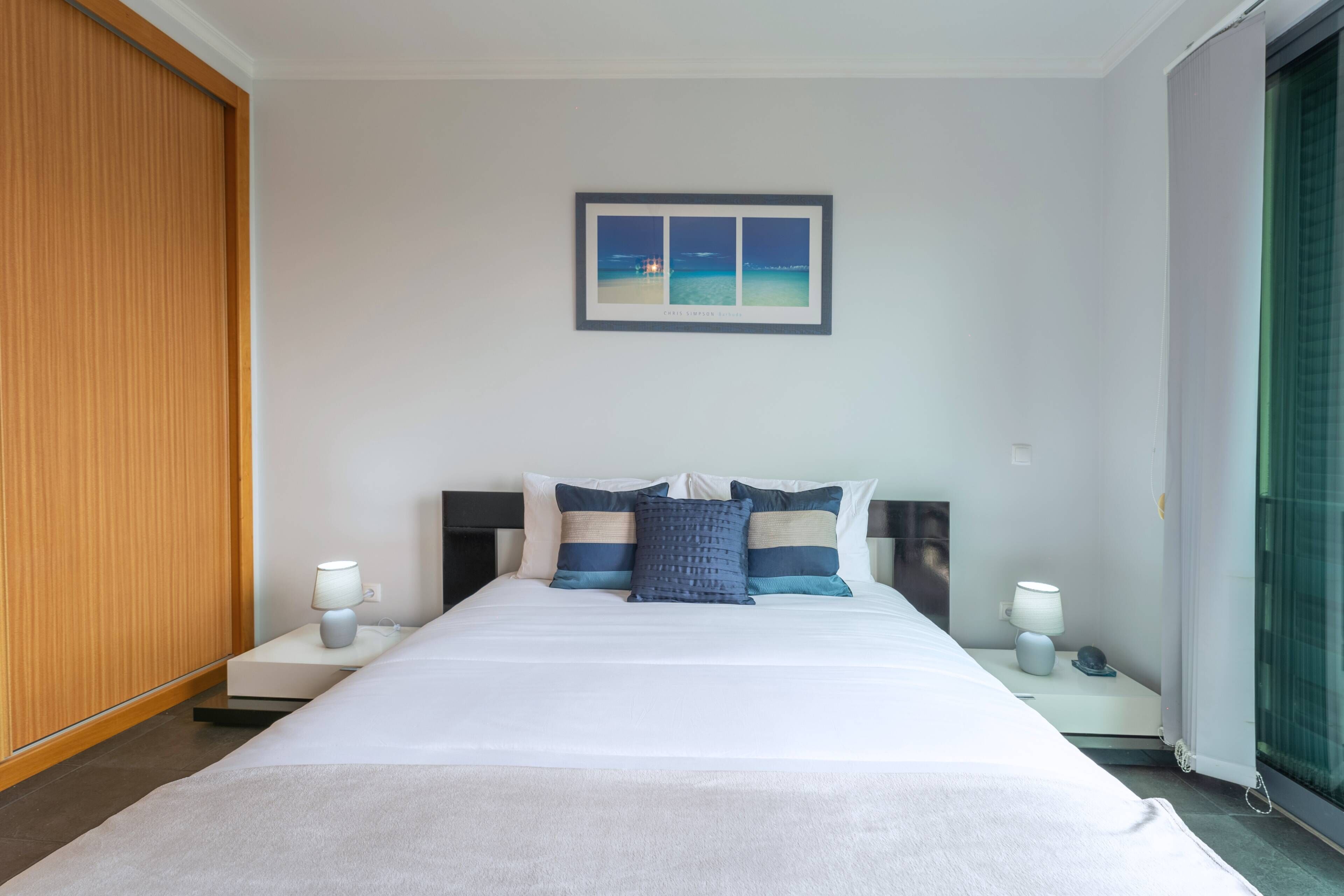 3 bedrooms, iron/ironing board, internet, bed sheets