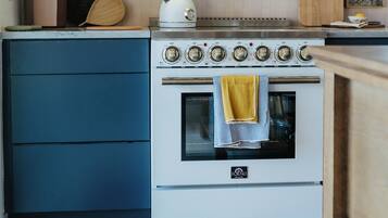 Cabin | Private kitchen | Full-size fridge, microwave, oven, stovetop