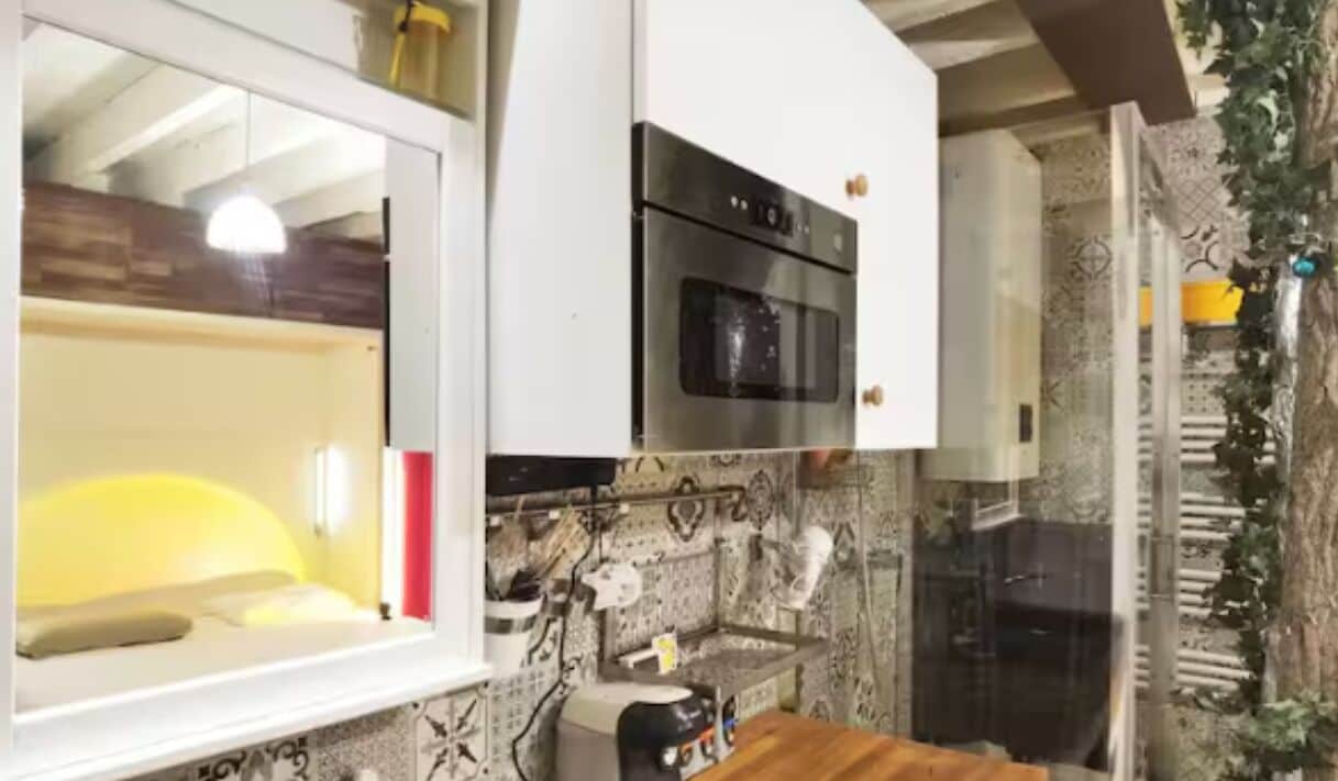 Refrigerador, microondas, parrilla de estufa y cafetera y tetera 