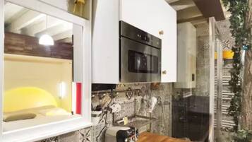 Refrigerador, microondas, parrilla de estufa y cafetera y tetera