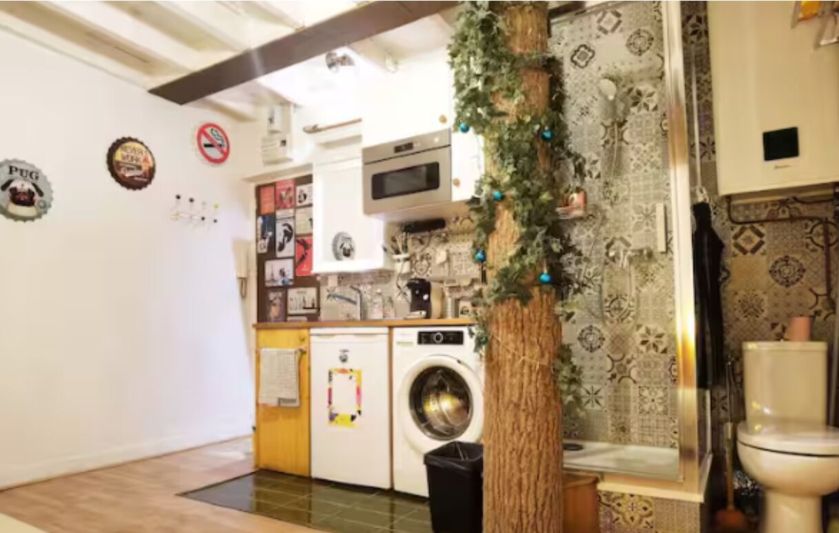 Regadera, secadora de cabello, toallas, jabón 