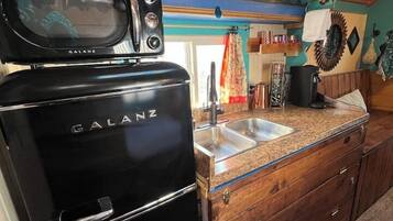 Refrigerador, microondas, cafetera y tetera y utensilios de cocina