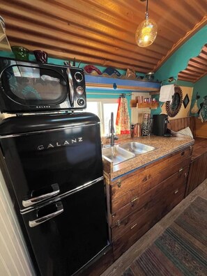 Refrigerador, microondas, cafetera y tetera y utensilios de cocina 