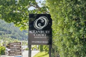 Property grounds - Peaks & Cranbury 16B Walk to town apartment with views (Queenstown)