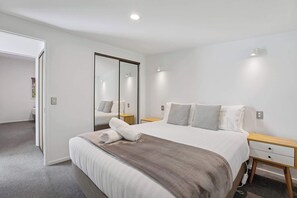 3 bedrooms, iron/ironing board, WiFi, bed sheets - Peaks & Cranbury 16B Walk to town apartment with views (Queenstown)