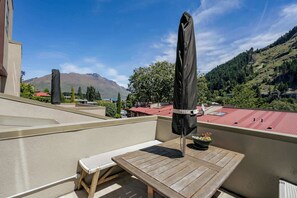 Outdoor dining - Peaks & Cranbury 16B Walk to town apartment with views (Queenstown)