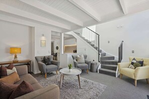TV - Peaks & Cranbury 16B Walk to town apartment with views (Queenstown)