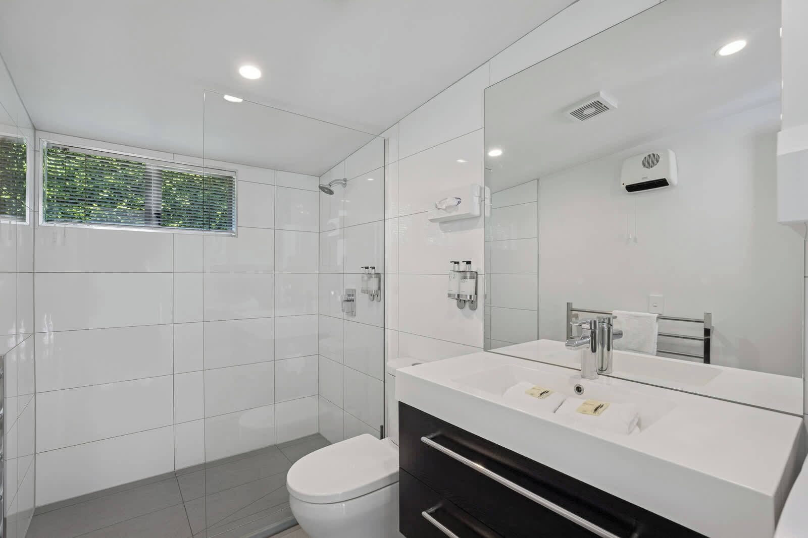Douche, séchoir à cheveux, serviettes fournies