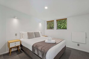 3 bedrooms, iron/ironing board, WiFi, bed sheets - Peaks & Cranbury 16B Walk to town apartment with views (Queenstown)