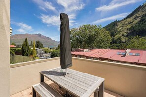 Outdoor dining - Peaks & Cranbury 17B:  Location & Views ! (Queenstown)