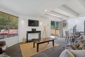 TV - Peaks & Cranbury 17B:  Location & Views ! (Queenstown)
