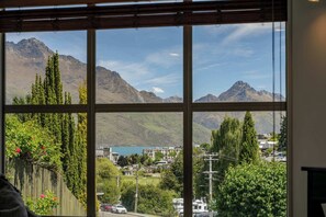 Interior - Peaks & Cranbury 17B:  Location & Views ! (Queenstown)
