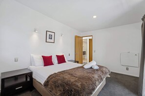 3 bedrooms, iron/ironing board, WiFi, bed sheets - Peaks & Cranbury 17B:  Location & Views ! (Queenstown)