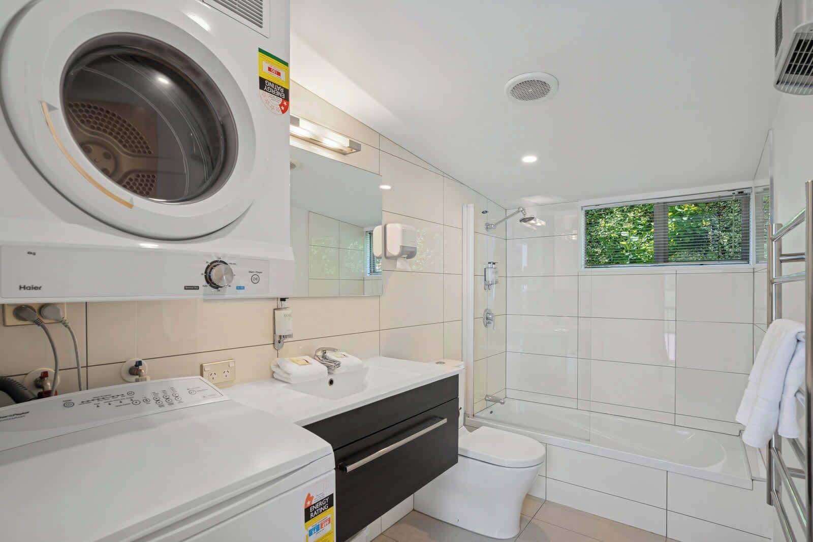 Douche, séchoir à cheveux, serviettes fournies
