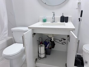Haartrockner, Handtücher, Seife, Toilettenpapier