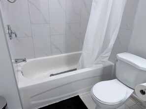 Haartrockner, Handtücher, Seife, Toilettenpapier