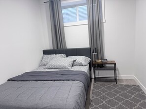 1 slaapkamer, een strijkplank/strijkijzer, wifi, beddengoed