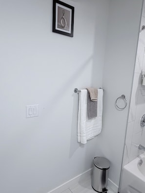 Haartrockner, Handtücher, Seife, Toilettenpapier