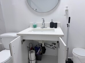 Haartrockner, Handtücher, Seife, Toilettenpapier