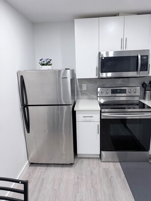 Een microgolfoven, een oven, een kookplaat, een vaatwasser