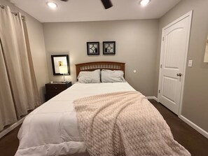 Een strijkplank/strijkijzer, wifi, beddengoed