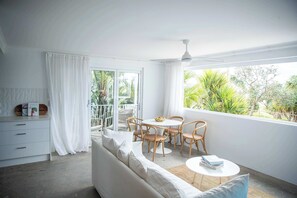 TV - Ocean View Bilinga Stay | Sauna, E-Bikes, Surf (Bilinga)