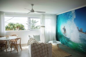 TV - Ocean View Bilinga Stay | Sauna, E-Bikes, Surf (Bilinga)
