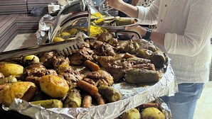 Ein Buffet mit gebratenem Fleisch und Gemüse.