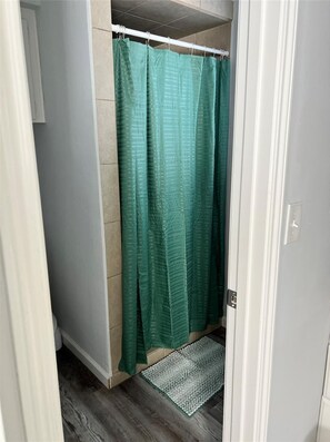 Shower, hair dryer, towels, soap - 3-bedroom house in pleasant Meadows Place. Stafford, TX. Easy access to US 59. (Stafford)